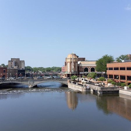 Hometowne Studios By Red Roof And Conference Center Chicago - N Aurora Naperville North Aurora Eksteriør bilde