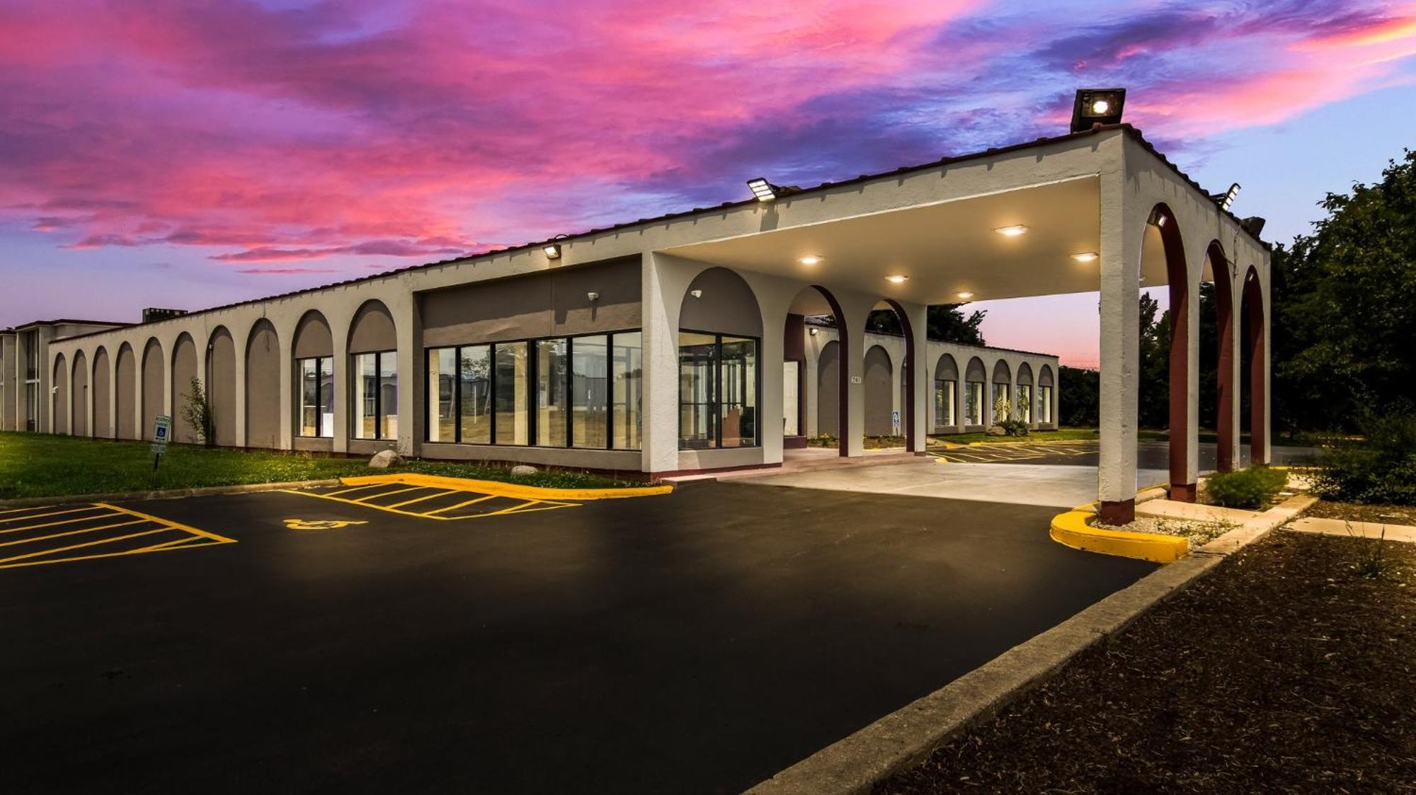 Hometowne Studios By Red Roof And Conference Center Chicago - N Aurora Naperville North Aurora Eksteriør bilde